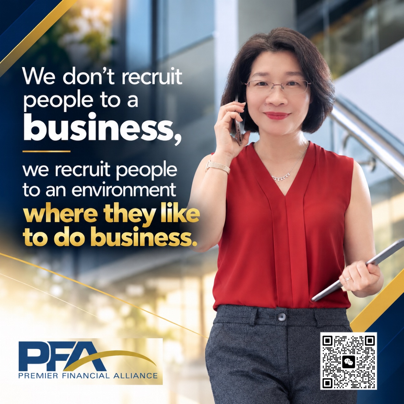 Linda Huang 红色上衣,手持电话与平板的 PFA 招募海报照片