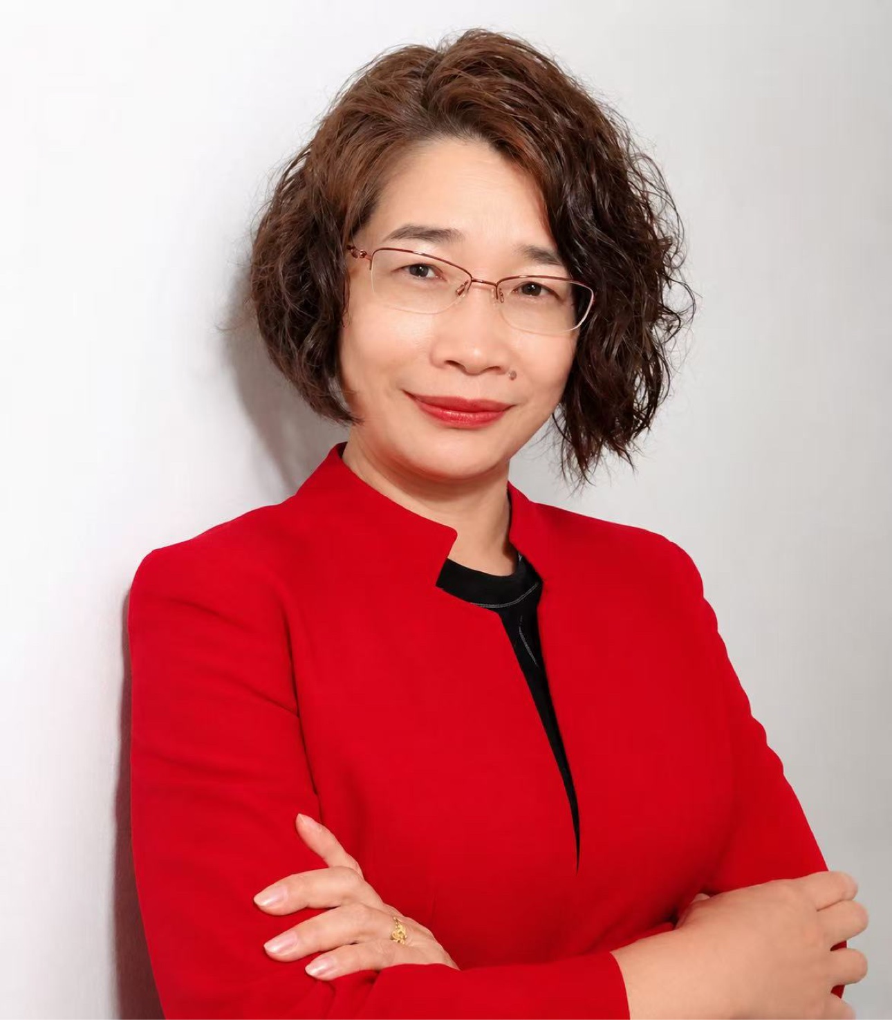 Linda Huang 职业形象照 — 红色西装,双臂交叉,微笑面对镜头